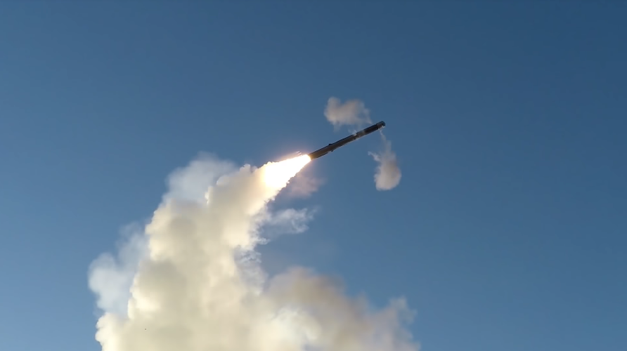 Tên lửa P-800 nặng khoảng 3 tấn, dài 8,9m, có đường kính thân 700mm, sải cánh 1,7m. Tầm bắn của tên lửa P-800 phụ thuộc vào chế độ bay như bay quỹ đạo cao – thấp hỗn hợp cho phép đạt tầm bắn 300km; bay quỹ đạo thấp – thấp đạt tầm bắn 120km - Nguồn: Bộ Quốc phòng Nga.