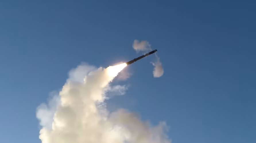 Tên lửa P-800 nặng khoảng 3 tấn, dài 8,9m, có đường kính thân 700mm, sải cánh 1,7m. Tầm bắn của tên lửa P-800 phụ thuộc vào chế độ bay như bay quỹ đạo cao – thấp hỗn hợp cho phép đạt tầm bắn 300km; bay quỹ đạo thấp – thấp đạt tầm bắn 120km - Nguồn: Bộ Quốc phòng Nga.