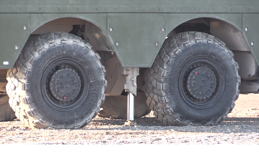 Mỗi tổ hợp tên lửa bờ K-300P của Việt Nam gồm 4 xe phóng di động K-340P (mỗi xe mang 2 ống phóng TPS chứa đạn tên lửa), có thể chuẩn bị chiến đấu chỉ trong vòng 3 đến 4 phút. Hình ảnh xe phóng di động K-340P của K-300P chuyển sang trạng thái chiến đấu với các chân chống thủy lực được hạ xuống - Nguồn: Bộ Quốc phòng Nga.