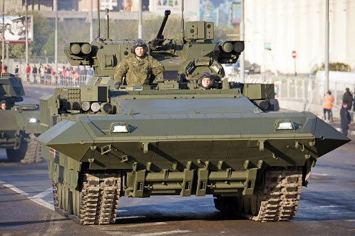 Vũ khí chủ lực của Bradley là pháo cỡ 25mm có tốc độ bắn 200 phát/phút, tầm bắn tối đa đạt 2,5km. Về hỏa lực chống tăng, Bradley tiếp tục thua kém bởi dòng xe này chỉ được lắp bệ phóng 2 đạn tên lửa chống tăng TOW có phạm vi hiệu quả hỏa lực 3.750m. Trong khi đó, xe T-15 được trang bị tới 4 tên lửa chống tăng có điều khiển Kornet-EM có tầm bắn tối đa từ 8 - 10km.