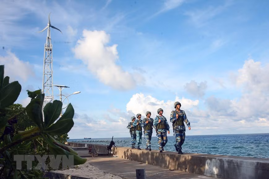 Chiến sỹ đảo Trường Sa thường xuyên nâng cao cảnh giác, ngày đêm tuần tra bảo vệ chủ quyền biển, đảo thiêng liêng của Tổ quốc. (Ảnh: Hoàng Hải/TTXVN)