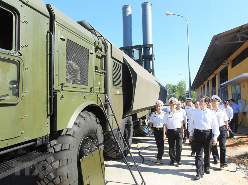 Thủ tướng Nguyễn Tấn Dũng kiểm tra công tác trực ban sẵn sàng chiến đấu của Lữ đoàn Tên lửa bờ 681 (Quân chủng Hải quân), ngày 18/2/2013. (Ảnh: Đức Tám/TTXVN)