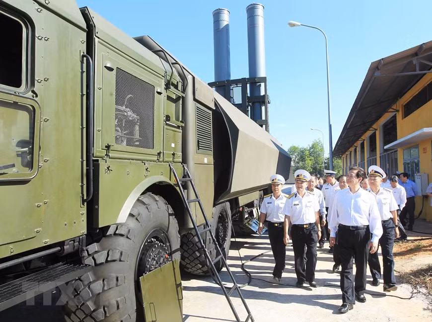 Thủ tướng Nguyễn Tấn Dũng kiểm tra công tác trực ban sẵn sàng chiến đấu của Lữ đoàn Tên lửa bờ 681 (Quân chủng Hải quân), ngày 18/2/2013. (Ảnh: Đức Tám/TTXVN)