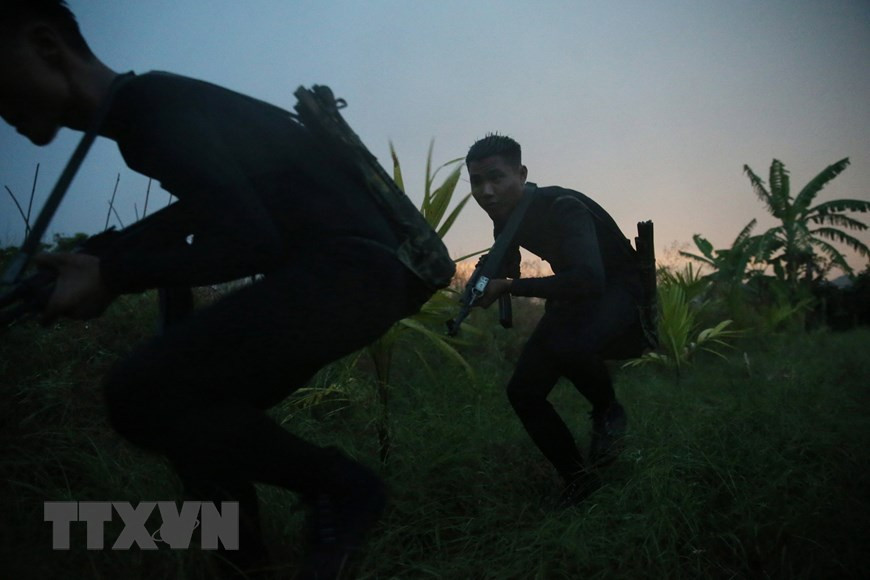 Chiến sỹ Lữ đoàn Đặc công Hải quân 126 luyện tập đột nhập theo đường sông đánh chiếm mục tiêu giả định trong điều kiện đêm tối. (Ảnh: Dương Giang/TTXVN)