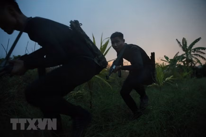 Chiến sỹ Lữ đoàn Đặc công Hải quân 126 luyện tập đột nhập theo đường sông đánh chiếm mục tiêu giả định trong điều kiện đêm tối. (Ảnh: Dương Giang/TTXVN)