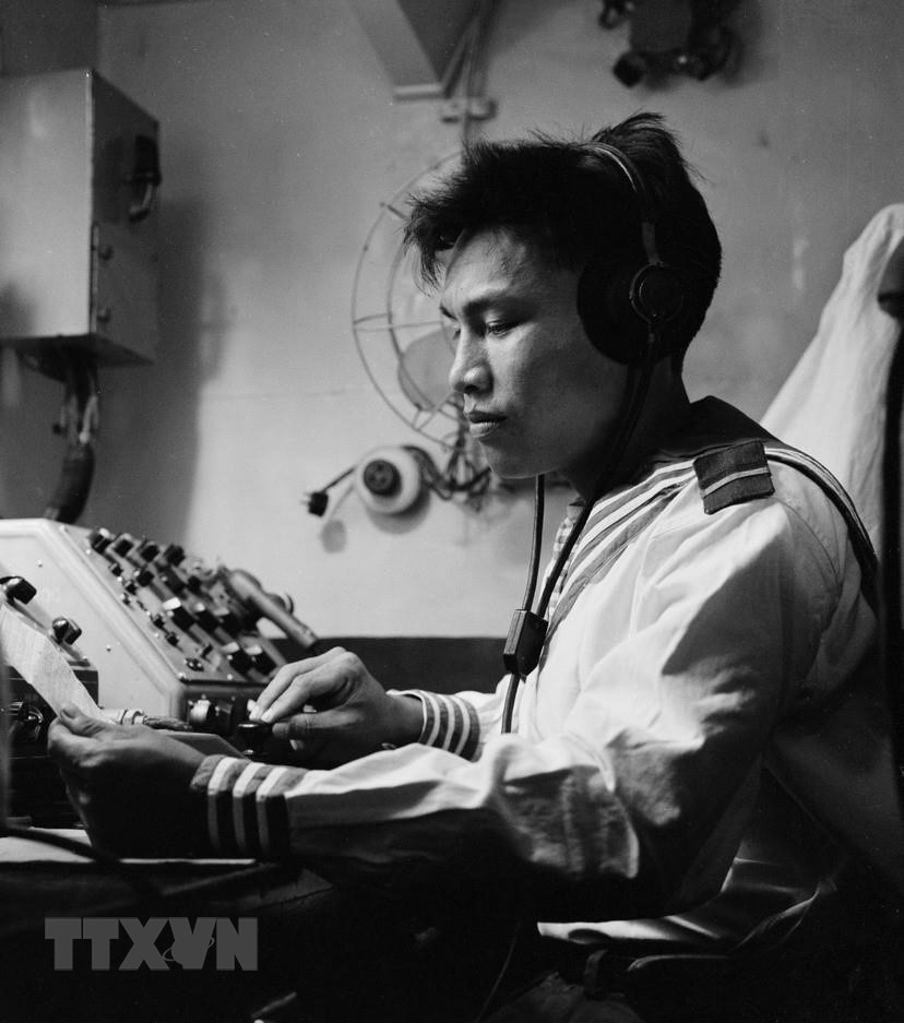 Báo vụ viên Lại Văn Tùng, chiến sỹ thuộc hạm thuyền A, phân đội X Hải quân trong trận đánh đuổi tàu khu trục Maddox của Mỹ ngày 2/8/1964 đã nhận và chuyển chính xác các mệnh lệnh chiến đấu của cấp trên tới đơn vị chiến đấu. (Ảnh: Đoàn Tý/TTXVN)