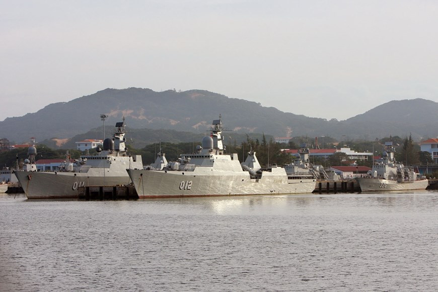 Tàu hộ vệ tên lửa HQ-011 Đinh Tiên Hoàng và HQ-012 Lý Thái Tổ - hai trong số 4 tàu chiến mặt nước lớp Gepard 3.9 và tàu tên lửa tấn công nhanh Molniya (Tia chớp) HQ-376, giúp tăng cường năng lực phòng thủ, bảo vệ chủ quyền biển, đảo của Hải quân nhân dân Việt Nam. (Ảnh: Dương Giang/TTXVN)