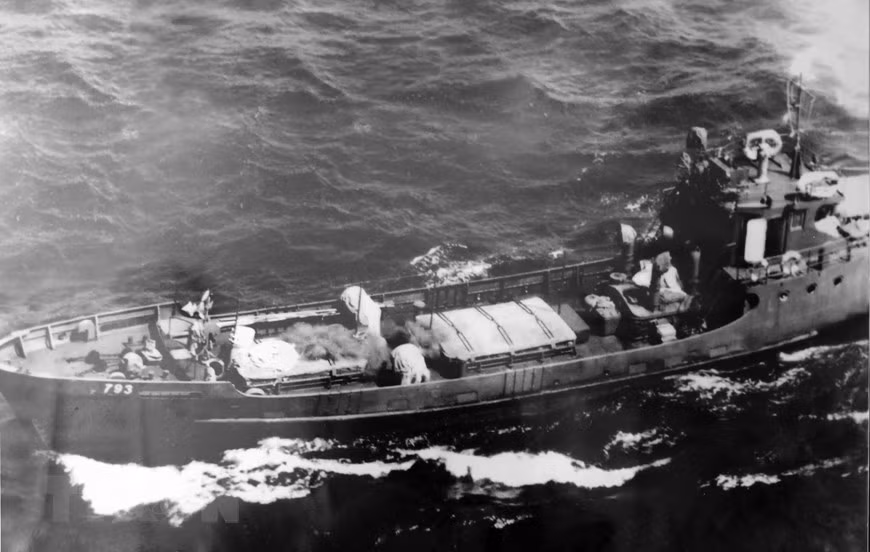 Trong kháng chiến chống Mỹ, thực hiện 'Đánh địch mà đi, mở đường mà tiến,'với tinh thần 'tất cả vì miền Nam thân yêu,' những con tàu 'Không số' của Hải quân nhân dân Việt Nam đã xuyên qua bão dông, vượt qua bao cuộc vây ráp của kẻ thù, chuyên chở hàng vạn tấn vũ khí, trang thiết bị và hàng ngàn lượt cán bộ, chiến sĩ từ miền Bắc vào chi viện cho chiến trường lớn miền Nam, tạo nên huyền thoại 'đường mòn Hồ Chí Minh' trên Biển Đông. (Ảnh: Tư liệu/TTXVN phát)