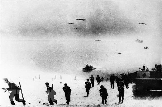 Lực lượng Hải quân đánh bộ hiệp đồng đổ bộ với nhiều lực lượng trong chiến dịch đổ bộ Tà Lơn, tiến đánh giải phóng cảng Kampong Som và cảng Ream, mở đầu cho công cuộc giúp nhân dân Campuchia tiêu diệt chế độ diệt chủng Pol Pot, tháng 1/1979. (Ảnh: TTXVN)