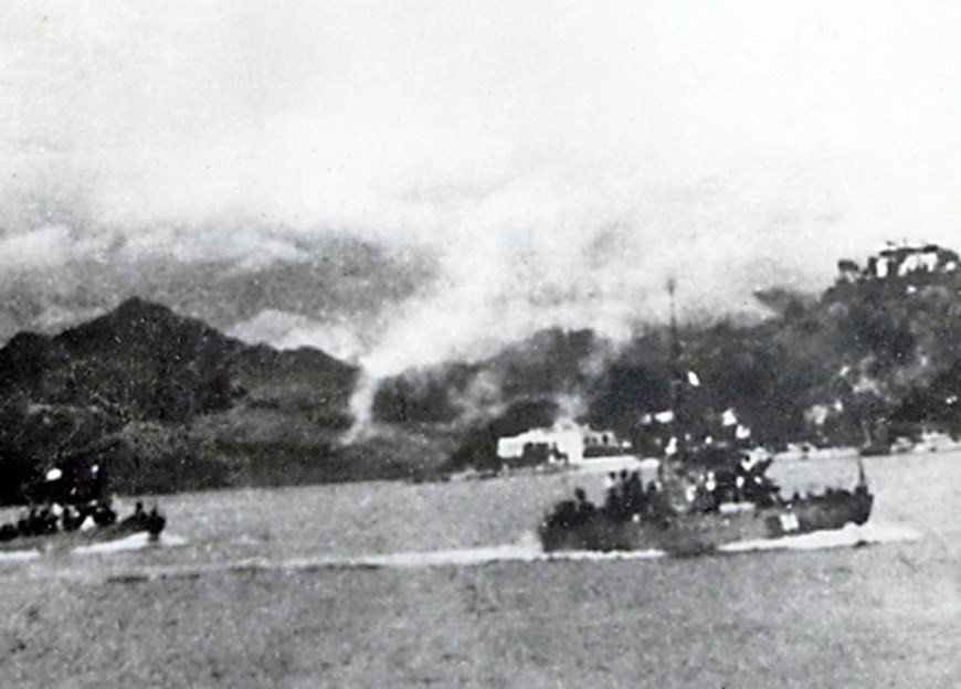 Tàu Hải quân nhân dân Việt Nam nổ súng bắn trả máy bay Mỹ ở Cửa Lục, Quảng Ninh, ngày 5/8/1964. (Ảnh: Tư liệu BTLSQG/TTXVN phát)