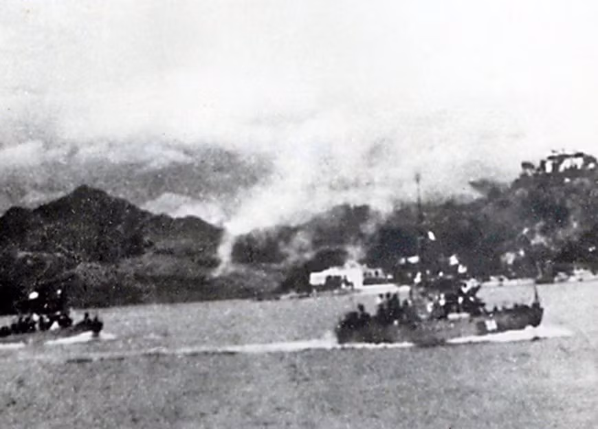 Tàu Hải quân nhân dân Việt Nam nổ súng bắn trả máy bay Mỹ ở Cửa Lục, Quảng Ninh, ngày 5/8/1964. (Ảnh: Tư liệu BTLSQG/TTXVN phát)