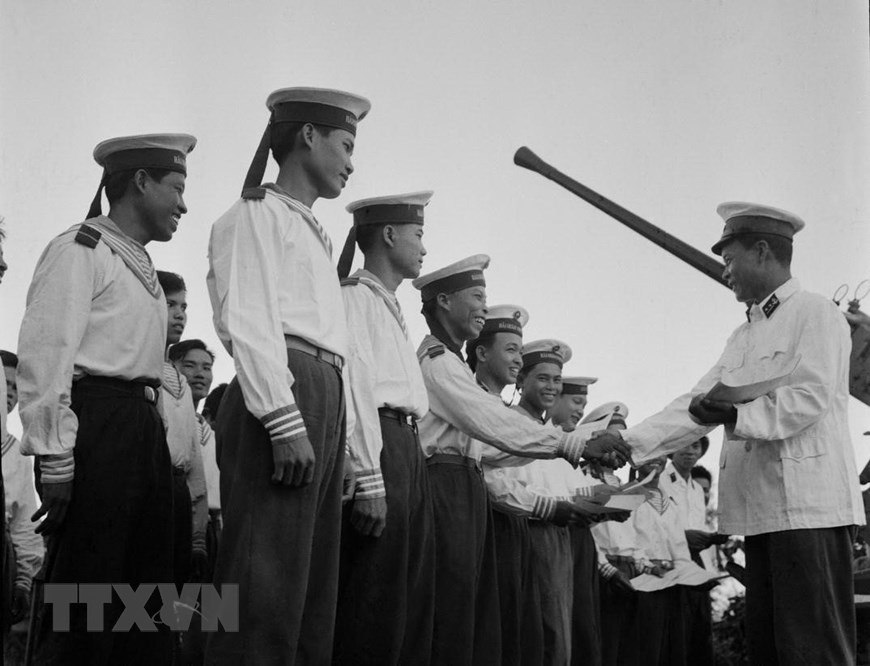 Những chiến sỹ hải quân tham gia trận đánh đuổi tàu khu trục Maddox ngày 2/8/1964 được tặng Bằng khen của Quân chủng Hải quân. (Ảnh: Đoàn Tý/TTXVN)