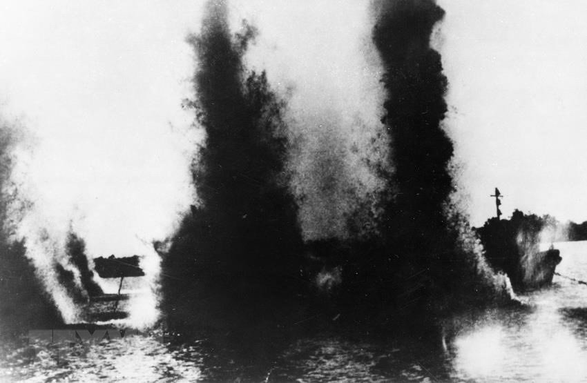 Lực lượng Công binh hải quân bám biển, nghiên cứu tìm phương pháp rà phá, tháo gỡ thủy lôi, bom từ trường, khai thông luồng lạch trong thời kỳ chống chiến tranh phá hoại của Mỹ ra miền Bắc. (Ảnh: TTXVN)