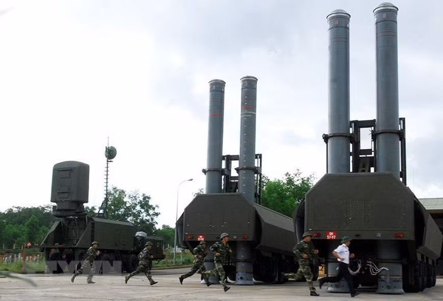 Lữ đoàn Tên lửa bờ 681 Hải quân được trang bị hệ thống tên lửa bờ K-300P Bastion-P - một trong những hệ thống tên lửa phòng thủ bờ biển cơ động hiện đại nhất trên thế giới hiện nay, tạo nên 'Lá chắn thép bên bờ biển Đông' trong khả năng phòng thủ, bảo vệ chủ quyền biển, đảo, thềm lục địa Tổ quốc. (Ảnh: Tư liệu/TTXVN phát)