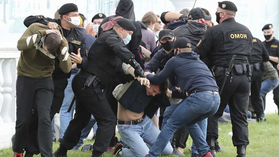 "Chúng tôi đã nhận được danh sách công dân bị Belarus giam giữ, các cơ quan có thẩm quyền sẽ xác minh hành vi tội phạm của những người này nếu đúng là họ liên quan đến chiến sự tại Donbass", ông Kuleba nói.