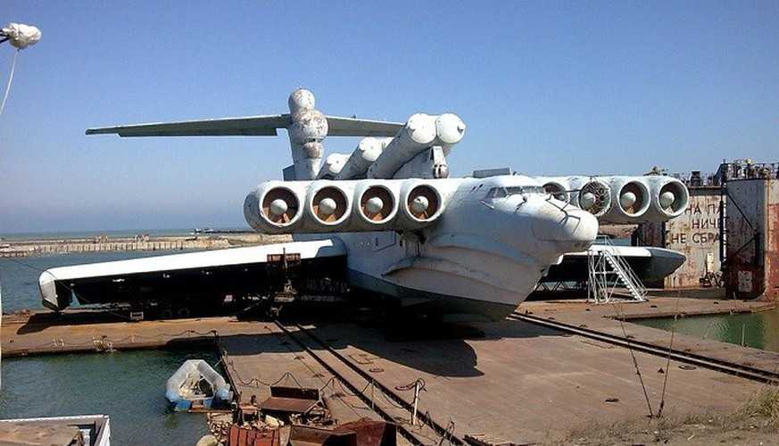 Ekranoplan lớp Lun có chiều dài 73,8 m; sải cánh 44 m, cao 19,2 m. Khối lượng cất cánh lên đến 400 tấn, tốc độ máy bay - 550 km / h, thủy phi cơ có thể chở được 150-500 người, hoặc là bệnh viện dã chiến trên máy bay. Nguồn ảnh: Tass