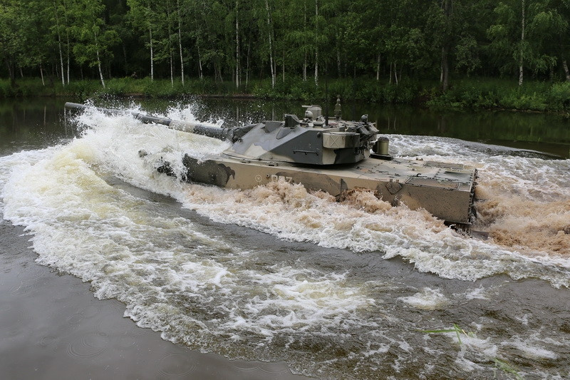 Ngoài pháo 125mm và tên lửa dẫn đường chống tăng, Sprut-SD còn được trang bị 01 súng máy đồng trục PKTM 7,62mm (cơ số 2.000 viên đạn).