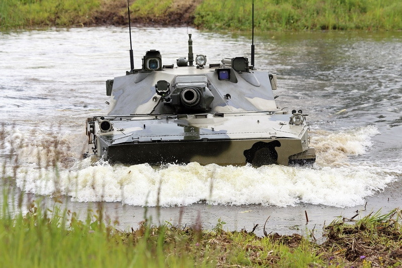 Dễ dàng nhận thấy, 2 bên sườn phía trước tháp pháo của Sprut-SD có thiết kế vát góc để giảm thiểu ảnh hưởng của đạn pháo, tên lửa đối phương. Phía sau tháp pháo được gắn thêm 6 ống phóng lựu đạn khói.