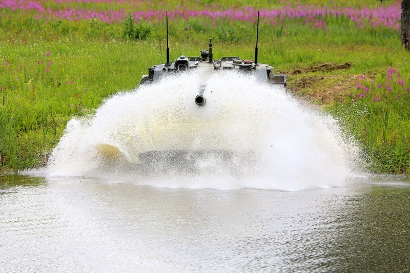 Đặc điểm nổi bật của Sprut-SD là khả năng lội nước nhờ 2 chân vịt ở phía đuôi mà không cần trang bị thêm các thiết bị bổ sung, giúp xe có thể đạt tốc độ di chuyển 8 - 10km/giờ khi ở dưới nước - tính năng không một cỗ tăng hạng nặng nào có được.