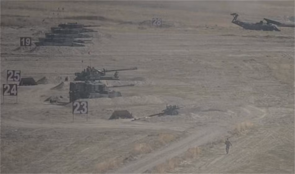 Các khẩu đội pháo tự hành, xe tăng sẵn sàng nã đạn từ các lô cốt.