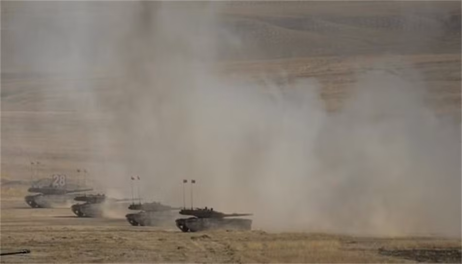 Khói bụi giăng khắp chiến trường mỗi khi loạt xe tăng chủ lực khai hỏa.
