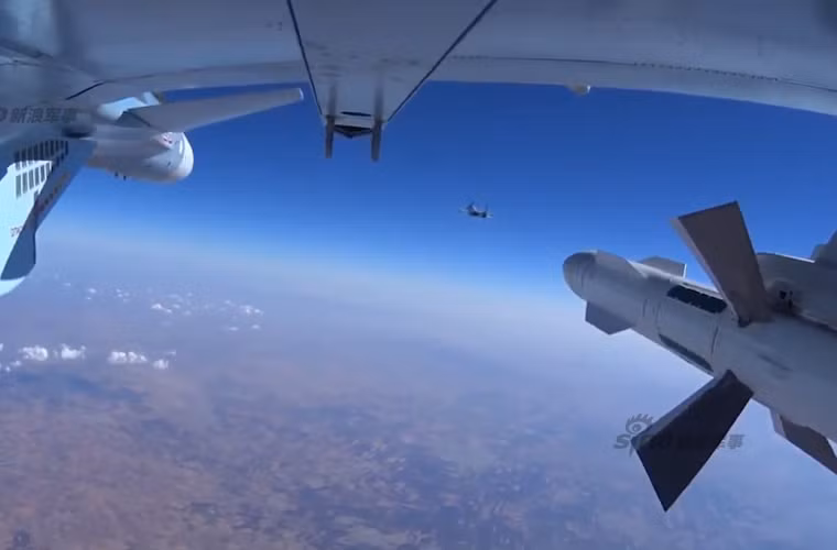 Mọi mối đe dọa đều sẽ bị hệ thống radar Bars-R trên Su-30SM phát hiện từ cách 400km và sẽ bị tiêu diệt ngay nếu có ý đồ xấu.