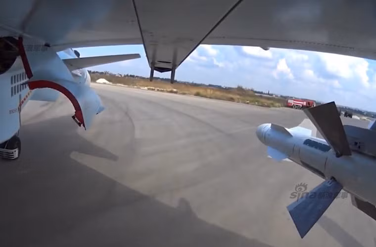 Hình ảnh được quay bằng camera hành trình phần cánh Su-30SM mang đạn đối không R-27.