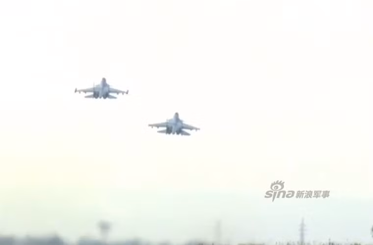 Biên đội Su-30SM cất cánh.