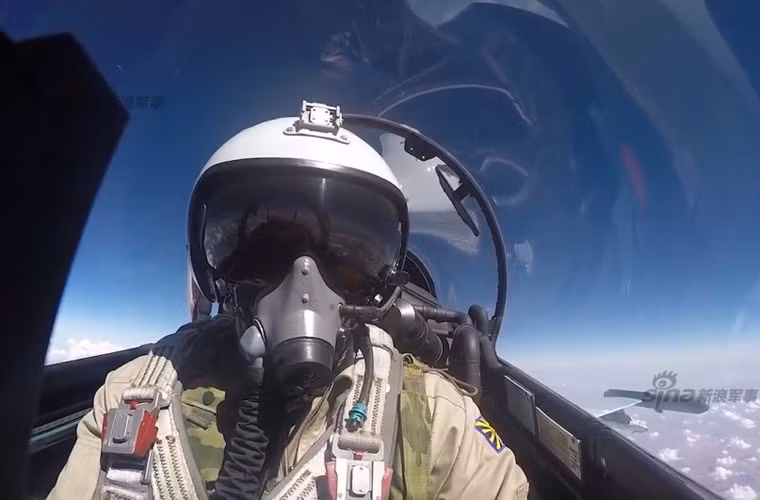 Camera hành trình ghi lại một trong hai phi công điều khiển Su-30SM trên không phận Syria.