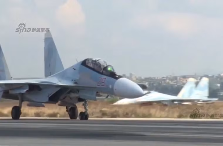 Su-30SM tăng tốc chuẩn bị cất cánh làm nhiệm vụ hộ tống Su-25.