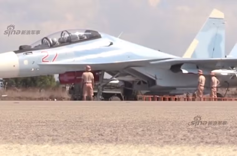 Máy bay Su-30 chuẩn bị lăn cánh ra đường băng.