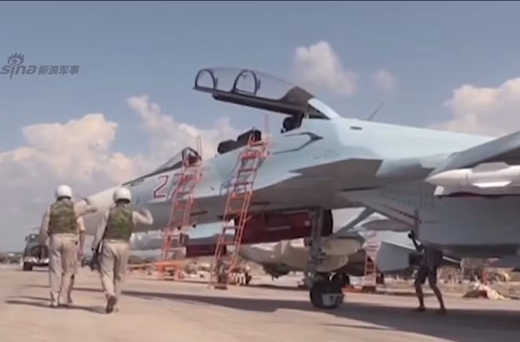Các máy bay chiến đấu Su-30SM đang được kiểm tra ở căn cứ tại thành phố Latakia, Syria trước giờ xuất kích.