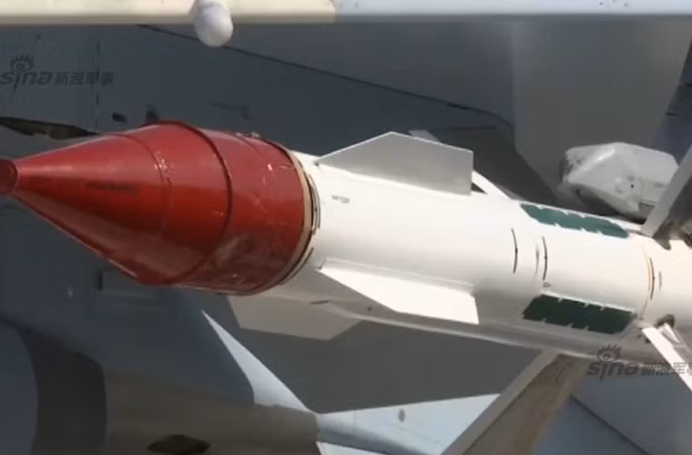 Su-30SM thực hiện nhiệm vụ hộ tống với các tên lửa không đối không R-73 và R-27.