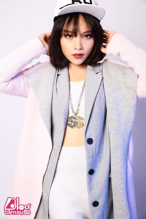 Có rất nhiều nghệ sĩ tên My xuất thân từ các cuộc thi. Vũ Thảo My cũng là một người như vậy. Cô là Quán quân cuộc thi Giọng Hát Việt 2013. Tuy mới 17 tuổi nhưng Thảo My sở hữu vẻ đẹp khá già dặn.