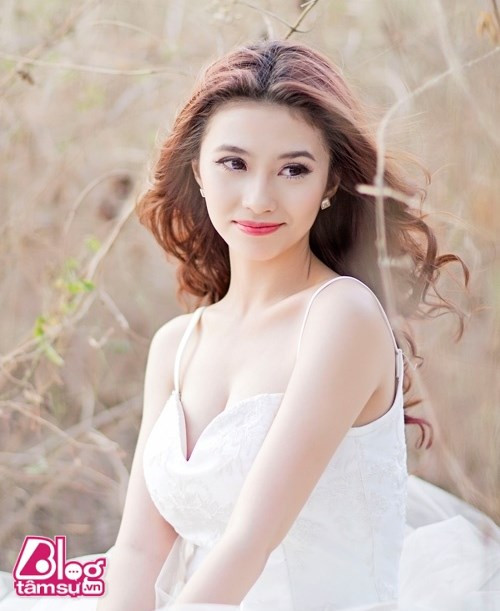 Nữ ca sĩ trẻ Việt My bước vào làng giải trí từ rất lâu trong vai trò là thành viên nhóm V-girl. Cô là bạn diễn ăn ý với Nam Cường trong nhiều ca khúc được cộng đồng mạng yêu thích như "Trái tim của gió", "Giá như em có thể", "Trắng xóa". Bản thân Việt My cũng có cho mình một vài ca khúc solo nổi bật như" Chàng trai bí mật", "Tình yêu từ một phía".