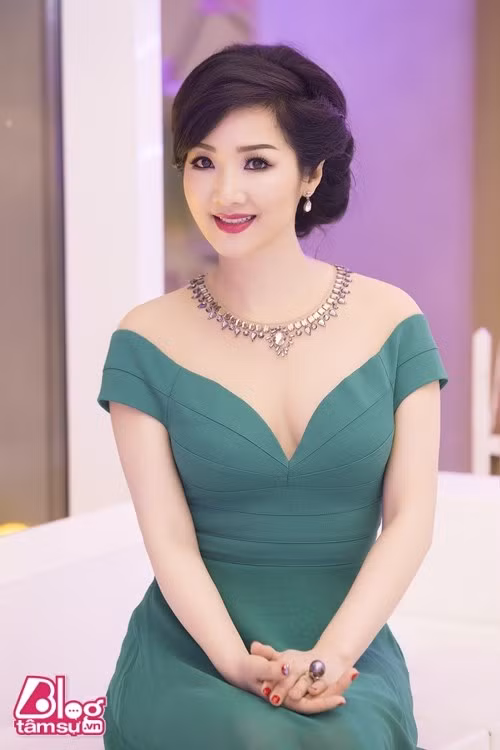 Hoa hậu Giáng My cũng là một trong những người đẹp gạo cội góp mặt trong danh sách này. Những người tên My dường như đều trẻ rất lâu, bằng chứng là dù đã gần 50 nhưng Giáng My chỉ trông như ngoài 30.