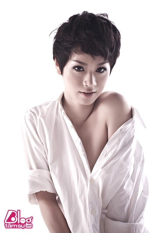 Sở hữu mái tóc tém của nam giới nhưng Trà My Idol lại toát lên nét quyến rũ khiến phái mạnh mê mẩn. Cô hiện đang vô cùng hạnh phúc bên người chồng đại gia và cậu con trai mới sinh kháu khỉnh.