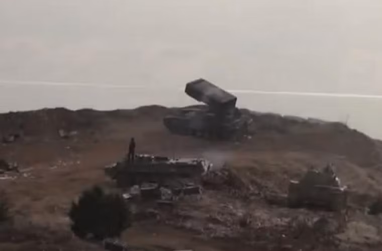 Quan sát các bức ảnh, chỉ có một xe pháo phản lực TOS-1A Buratino thực hiện cuộc oanh tạc. Xung quanh nó xuất hiện xe bọc thép BTR-60 hoặc BTR-80 cùng xe tăng T-54 hộ tống bảo vệ.