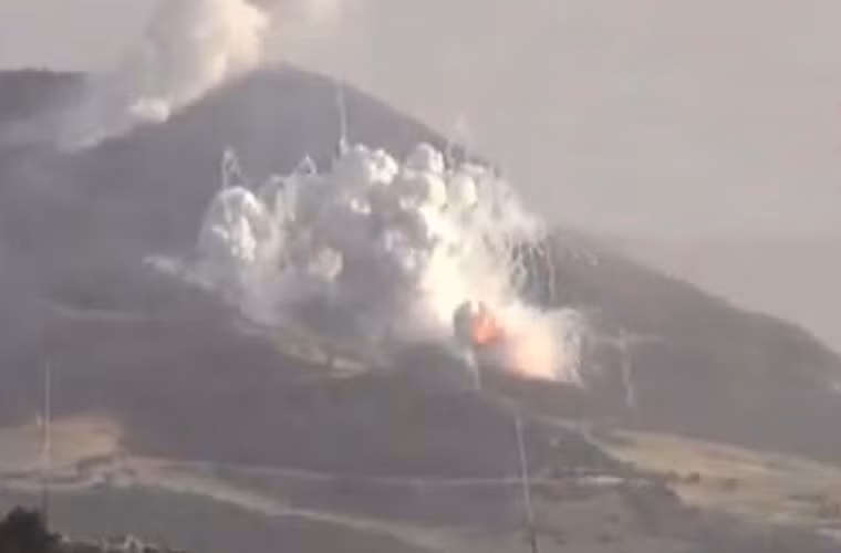 …oanh kích dữ dội vào mục tiêu phiến quân IS trên một ngọn đồi gần đó.