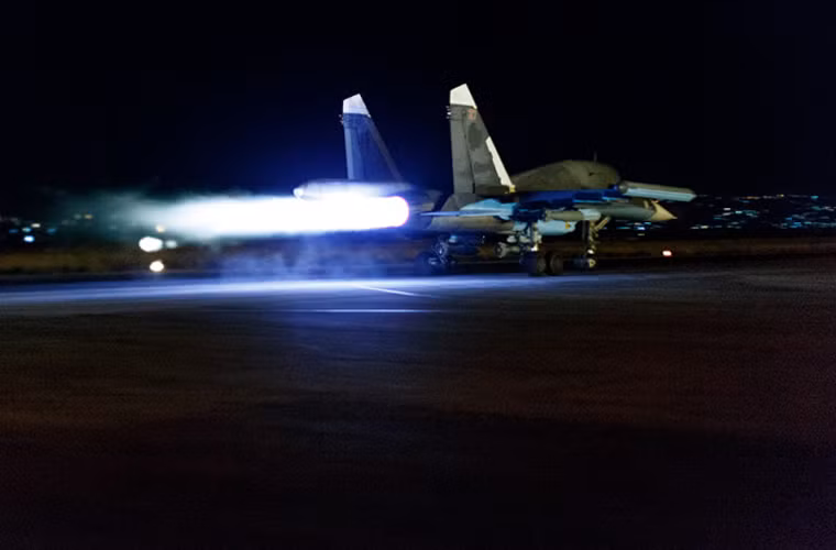 Ảnh cực đẹp luồng lửa phụt ra từ đuôi chiếc Su-34 đang tăng tốc lao lên bầu trời đêm Syria.