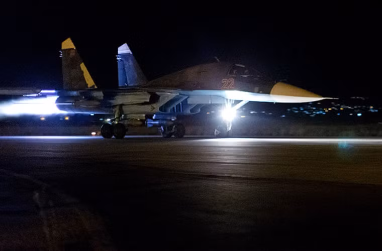 Trong đêm tối, các chiến đấu cơ Su-24 và Su-34 đều bật đèn pha và đốt tăng lực phụt lửa cất cánh tạo nên bức ảnh tuyệt đẹp.