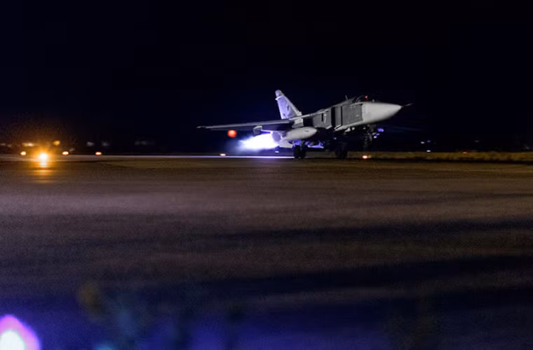 Các bức ảnh cũng cho thấy một điều, dường như sân bay ở Latakia không có hệ thống đèn chiếu sáng hoặc buộc phải tắt, thay vào đỏ là các đèn cỡ nhỏ đặt dọc đường băng.