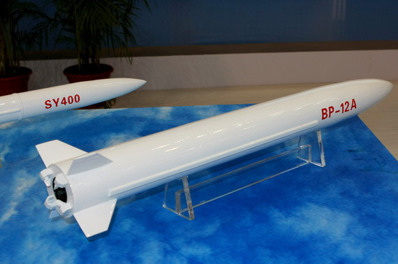 Tên lửa đạn đạo chiến thuật tầm ngắn BP12A có chiều dài 6 mét, đường kính thân 0,6 mét, được trang bị đầu đạn nặng 480 kg và có tầm bắn 280 km; tên lửa sử dụng hệ thống dẫn đường quán tính trong giai đoạn đầu, giai đoạn cuối điều chỉnh theo tín hiệu GPS hoặc BDS, mức độ chính xác đạt dưới 30 m.