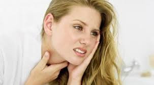 Nếu thấy rất khó nuốt thức ăn và có cảm giác như thức ăn luôn mắc ở cổ họng mỗi khi ăn, thì cần cảnh giác, vì đây có thể là triệu chứng của ung thư thực quản hoặc ung thư họng.