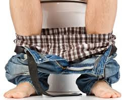 Thay đổi thói quen đại tiện, tiểu tiện. Đại tiện không dễ dàng như trước đây hoặc phân biến dạng có thể là dấu hiệu của ung thư ruột kết. Dấu hiệu này cho thấy có một khối lớn xuất hiện cản trở việc chuyển phân từ ruột. Với triệu chứng ấy, bạn nên đi nội soi xem mình có bị bệnh hay không.