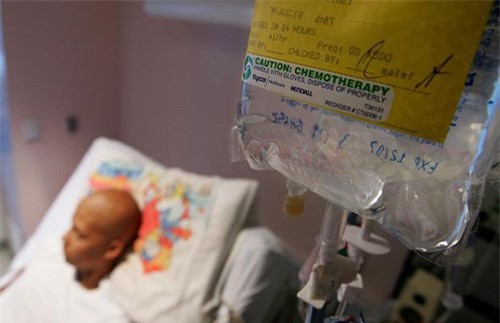 Với phụ nữ ở độ tuổi 40 phải hóa trị, đặc biệt những người càng gần độ tuổi mãn kinh có nhiều nguy cơ sẽ bị mãn kinh sớm sau hóa trị và khó có thể có thai.