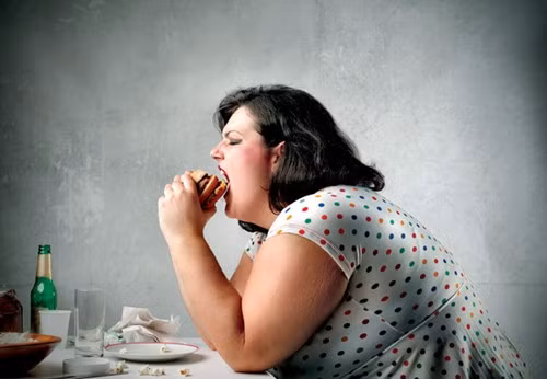 Việc họ liên tục ăn rồi lại nôn mửa có thể dẫn tới vấn đề về đường tiêu hoá, tổn thương niêm mạc dạ dày và răng miệng, nơi tiếp xúc với các chất axít, dẫn đến hỏng men răng.