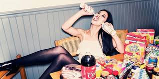 Phụ nữ bị chứng ăn uống vô độ còn bị ảnh hưởng tới kinh nguyệt, kinh nguyệt không đều, thậm chí vô kinh nên ảnh hưởng không nhỏ tới khả năng sinh sản.