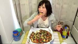 Nhiều người bị cuồng ăn vô độ kéo dài bị sưng viêm tuyến nước bọt và thường xuyên cảm thấy đau rát khó chịu ở vùng họng, miệng.