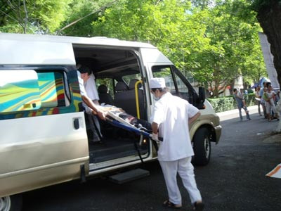 Với trường hợp sĩ tử bị say nắng, sốc nhiệt mức độ nặng, thường có dấu hiệu không giảm sốt, khó thở, đau bụng, đau ngực hoặc hôn mê, không thể uống nước được thì người thân cần gọi ngay cấp cứu 115 hoặc nhanh chóng đưa nạn nhân đến cơ sở y tế gần nhất.